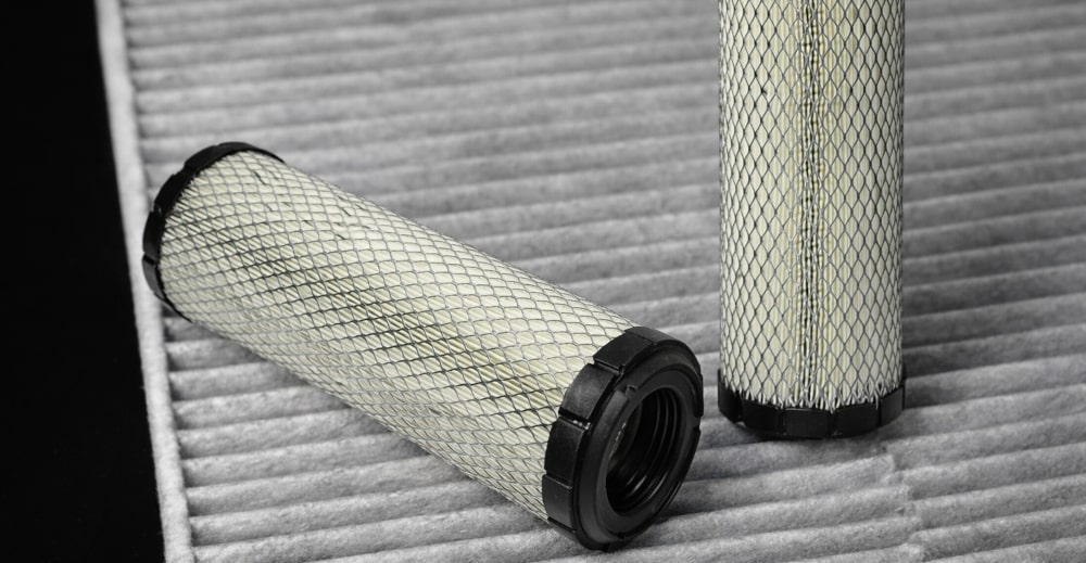 Filtr powietrza w koparce – wyczyścić czy wymienić?