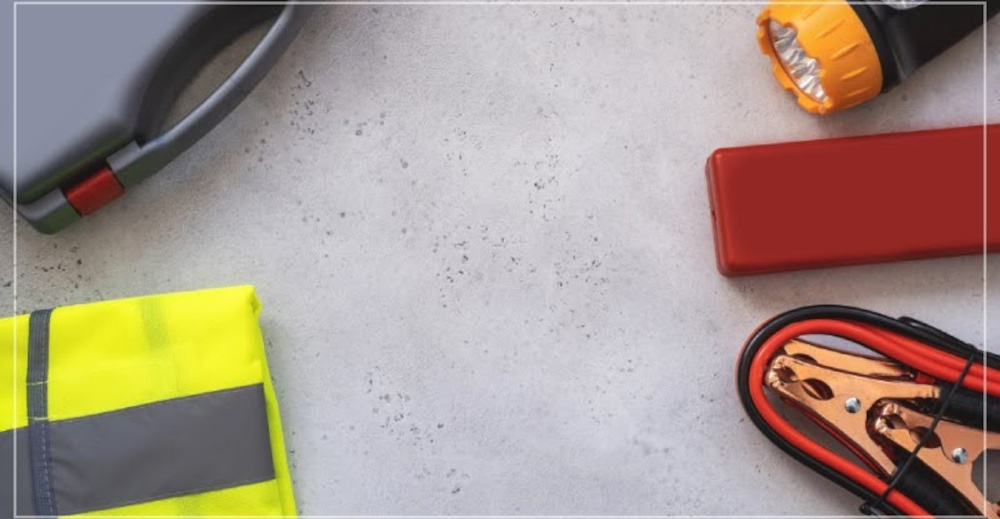 Zimowy niezbędnik: co warto trzymać w bagażniku samochodu?